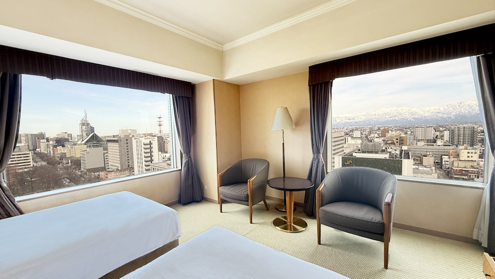プレミアム ルーム ダブルベッド 2 台 マウンテンビュー 部屋からの景観1 | ANAクラウンプラザホテル富山 by IHG