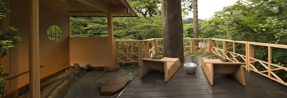 離れ客室 名月 禁煙 深めの浴槽1 | 強羅花壇