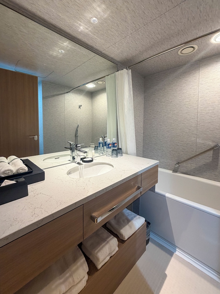 ルーム シングルベッド 2 台 バスルーム2 | 神戸マリオットホテル