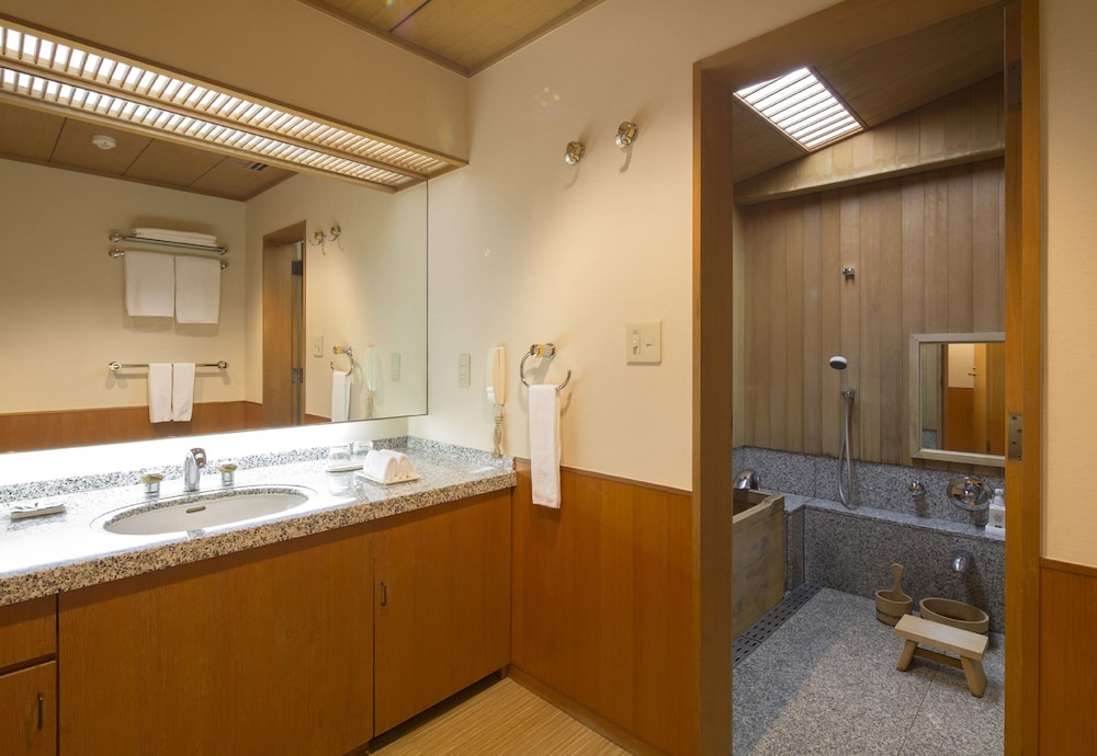 [禁煙] 和室 (54平米) (2名利用) バスルーム0 | ホテルイースト２１東京