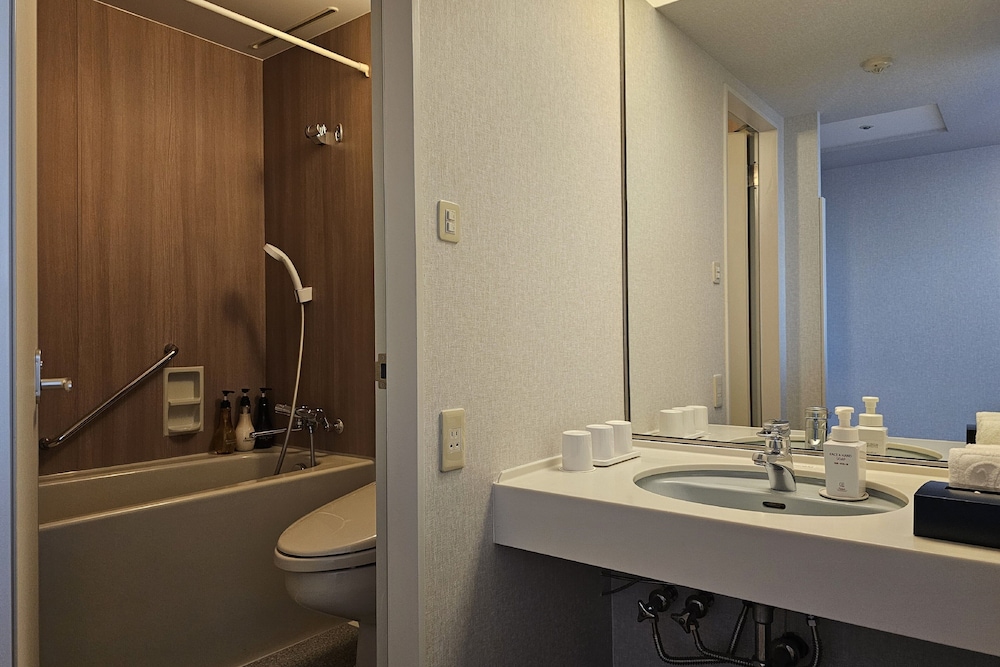 [11-15階] 禁煙 瀬戸内リゾートフロア ツイン/トリプルルーム バスルーム0 | グランドプリンスホテル広島