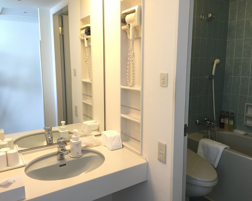 禁煙 スタンダード トリプルルーム バスルーム1 | グランドプリンスホテル広島