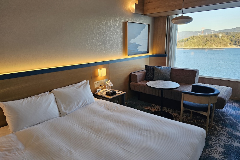 [11-15階] 禁煙 瀬戸内リゾートフロア キング/トリプルルーム 客室3 | グランドプリンスホテル広島