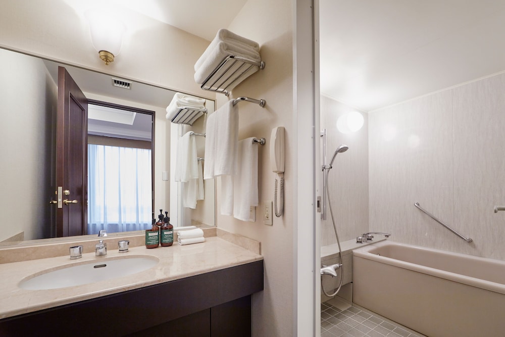 ジュニア スイート ダブルベッド 2 台 (High Floor) バスルーム1 | ANAクラウンプラザホテル千歳 by IHG