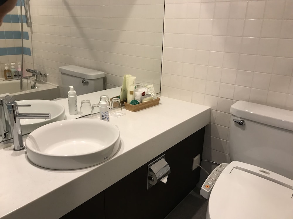 スタンダードツインルーム低層階(バルコニー付) 禁煙 バスルーム1 | 下田東急ホテル