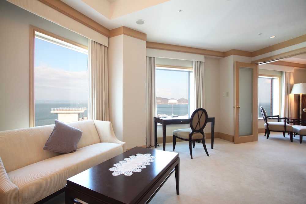 クラウン スイート 禁煙 (58㎡) リビング エリア0 | JR ホテルクレメント高松