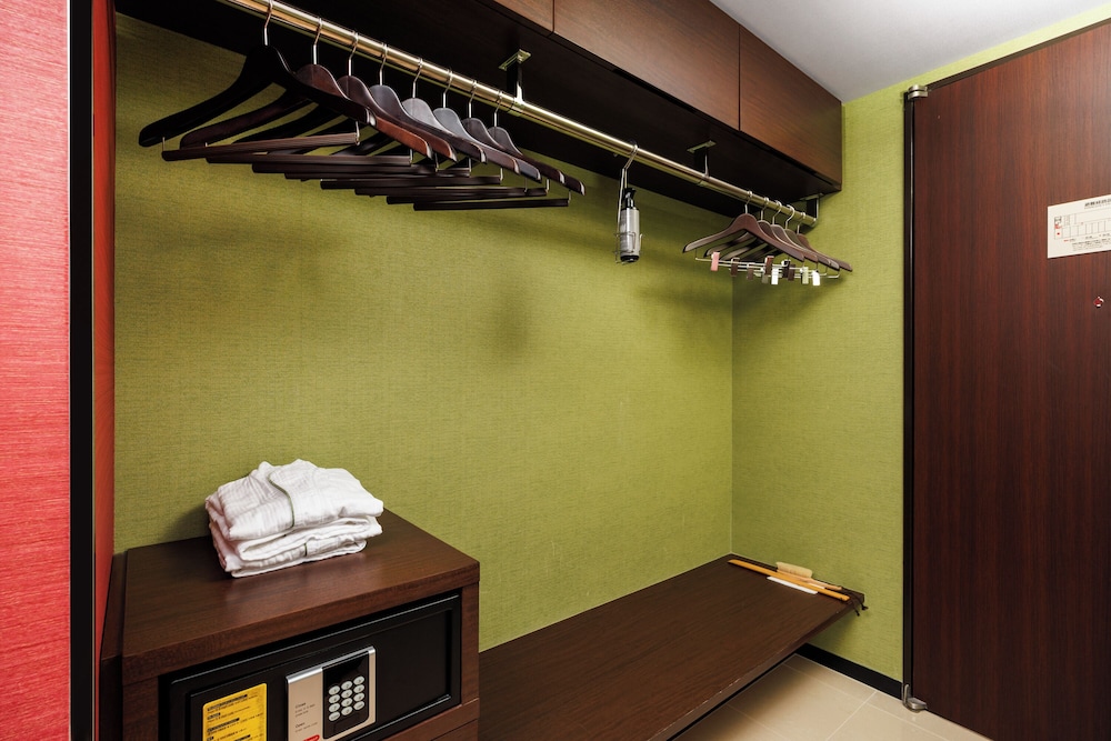 イーストウィングファミリー 禁煙 (1-2名利用) ワードローブ0 | ホテルメトロポリタンエドモント