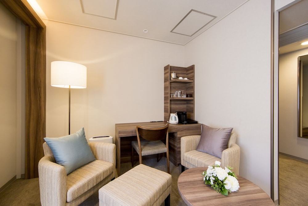 ラグジュアリーツイン 禁煙 エアウィーヴ仕様 （眺望なし） リビング エリア0 | 川崎日航ホテル