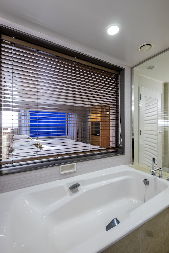 クラブスイートグランド禁煙|クラブフロア特典付(3歳以下のお子様は添い寝となり無料の為、検索時の予約人数に含めないで下さい/ 添寝人数は大人1名につき1名まで) バスルーム0 | フェニックス・シーガイア・オーシャン・タワー