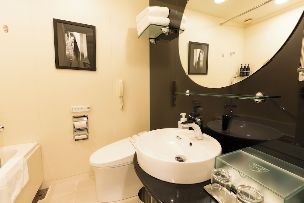 エコノミーダブル ダブルベッド1台 バスルーム1 | ザ ロイヤルパークホテル アイコニック 東京汐留