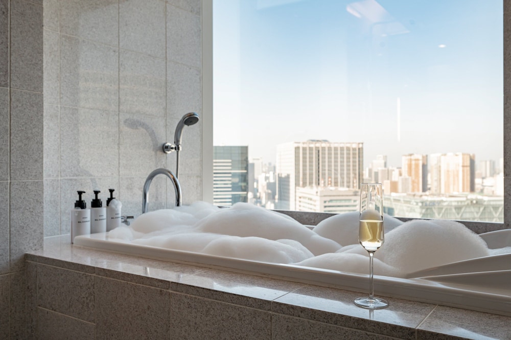 プレミアム ルーム キングベッド 1 台 クラブラウンジ利用可 (Luxury Bath, View) バスルーム1 | ストリングスホテル東京インターコンチネンタル by IHG