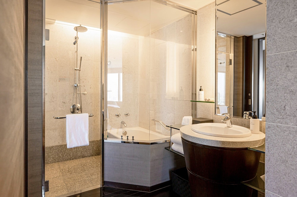 プレミアム ルーム キングベッド 1 台 クラブラウンジ利用可 バスルーム2 | ストリングスホテル東京インターコンチネンタル by IHG