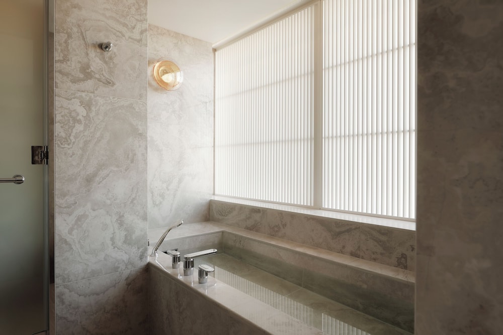 プレミア スイート ダブルベッド 2 台 バスルーム1 | パークハイアット東京