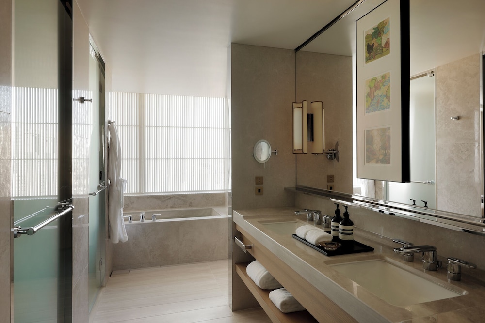 プレミア スイート ダブルベッド 2 台 バスルーム0 | パークハイアット東京