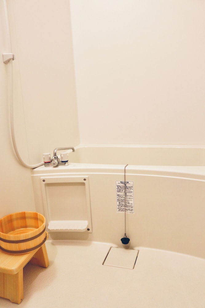 4人部屋 専用バスルーム (2,3,4名) バスルーム1 | ロマン館