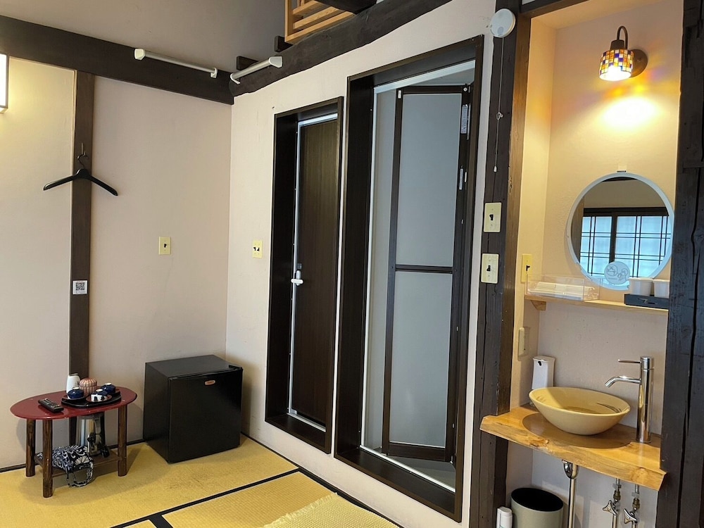 トリプルルーム専用シャワー付き(2,3名) 客室1 | ロマン館