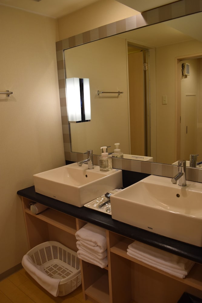 ファミリー ツインルーム 禁煙 (45 ㎡) バスルームのシンク0 | Tマークシティホテル札幌