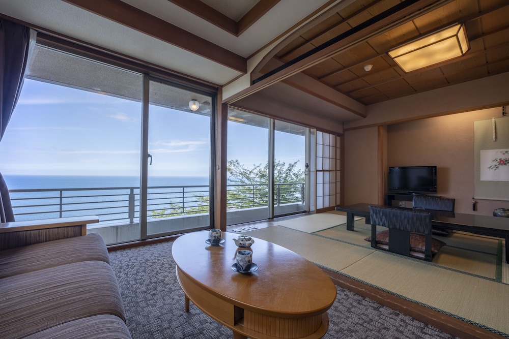 コーナー客室 (和室8+6畳) フレンチ懐石 リビング エリア0 | 吉祥 CAREN