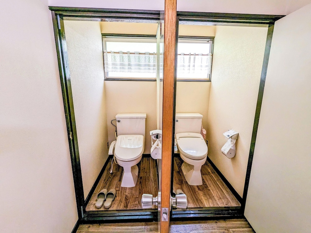 ツインルーム　共用バスルーム 共用バスルーム1 | ペンション コットンファーム