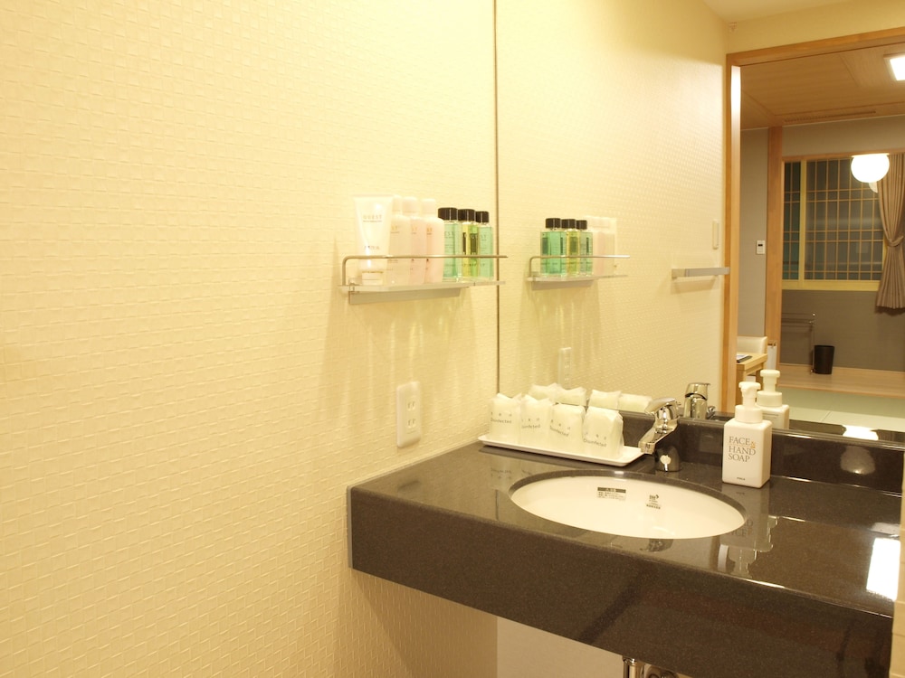 和室（和室＋ローベッドツイン）共用バスルーム（南向き） 和食膳プラン バスルームのシンク0 | ニセコ温泉郷 いこいの湯宿 いろは