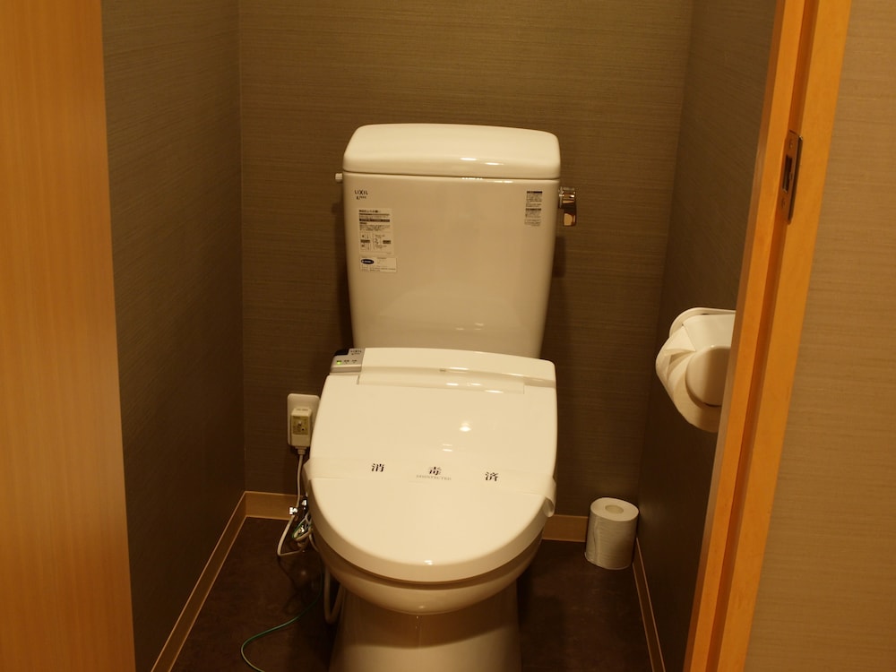 和洋室（南向き） 和食膳プラン バスルーム1 | ニセコ温泉郷 いこいの湯宿 いろは