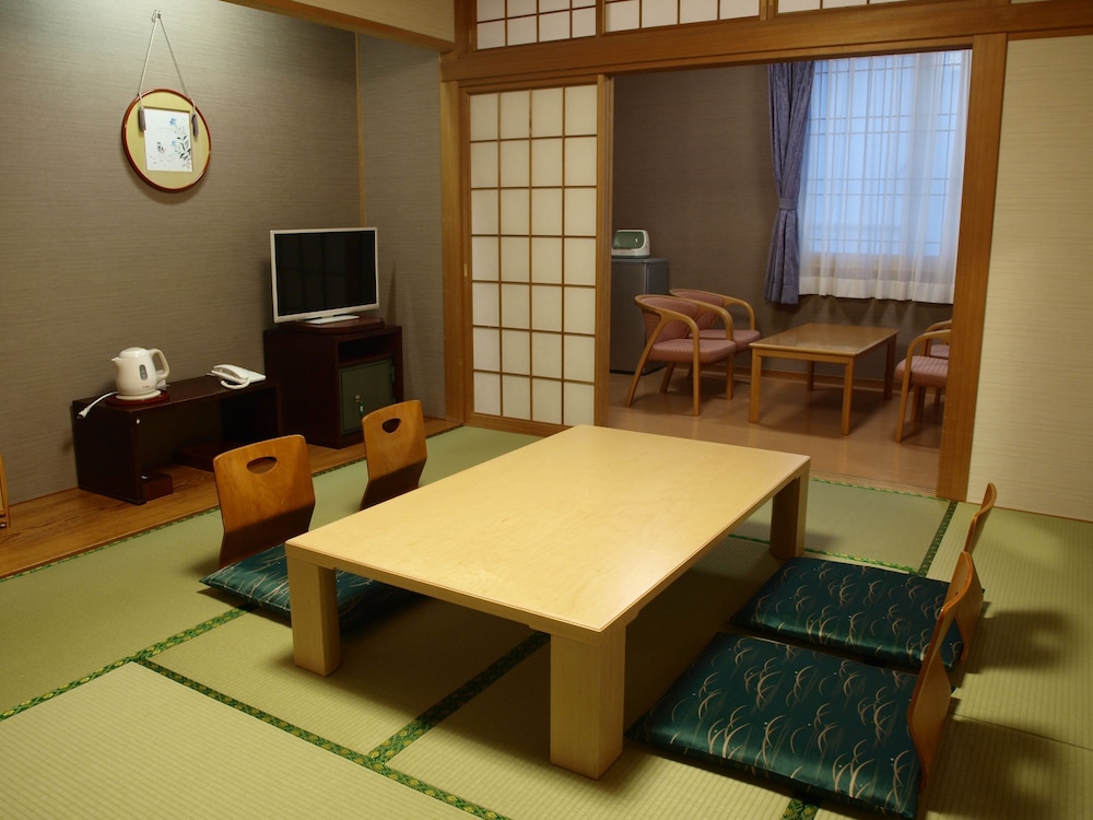 和室１０畳　共用バスルーム（南・東向き） 和食膳プラン 客室内のダイニングエリア0 | ニセコ温泉郷 いこいの湯宿 いろは