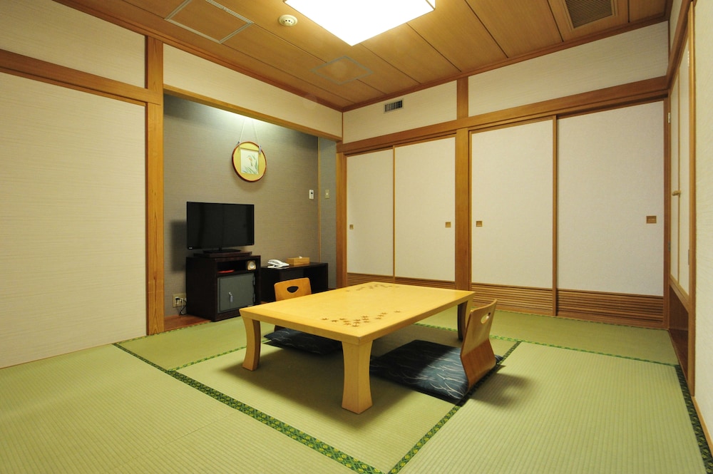 和室１０畳　共用バスルーム 和食膳プラン 客室1 | ニセコ温泉郷 いこいの湯宿 いろは