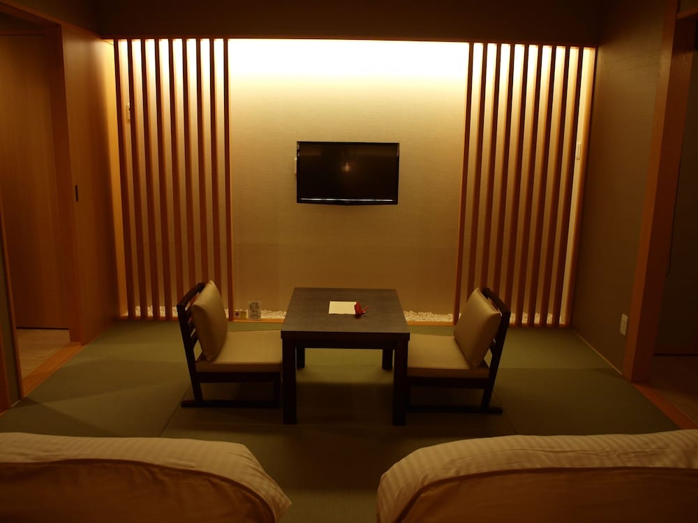 和室＋ローベッドツイン（南向き） 和食膳プラン 客室2 | ニセコ温泉郷 いこいの湯宿 いろは