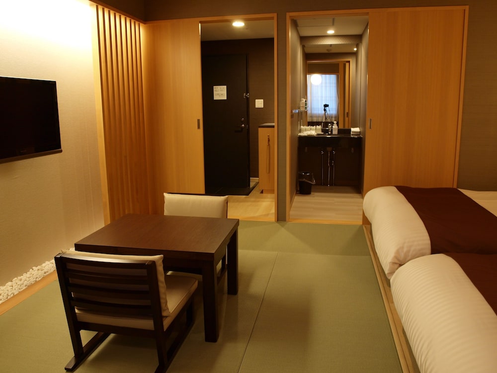 和室（和室＋ローベッドツイン）共用バスルーム（南向き） 和食膳プラン リビング エリア0 | ニセコ温泉郷 いこいの湯宿 いろは