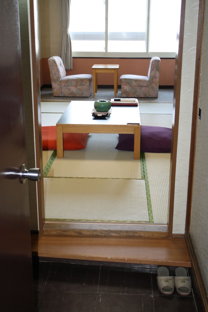和室 専用トイレ付 共用バスルーム (朝食+夕食付) 客室5 | ホテルグランドトーヤ