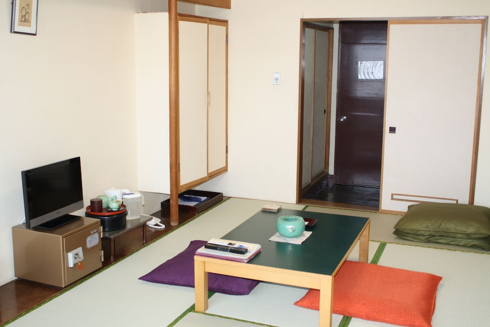 和室 専用トイレ付 共用バスルーム (朝食+夕食付) 客室8 | ホテルグランドトーヤ