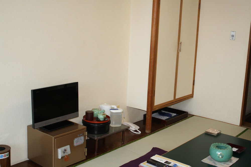 和室 専用トイレ付 共用バスルーム (朝食+夕食付) 客室9 | ホテルグランドトーヤ