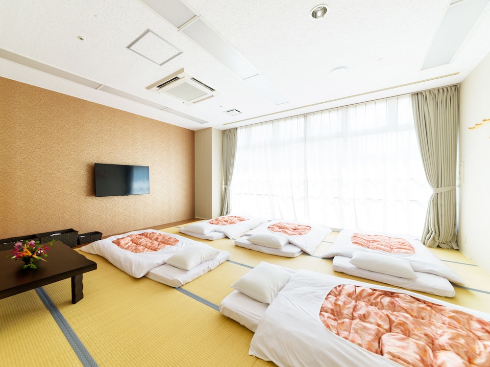大和室(布団最大10組まで） 客室1 | ホテルアベスト那覇国際通り