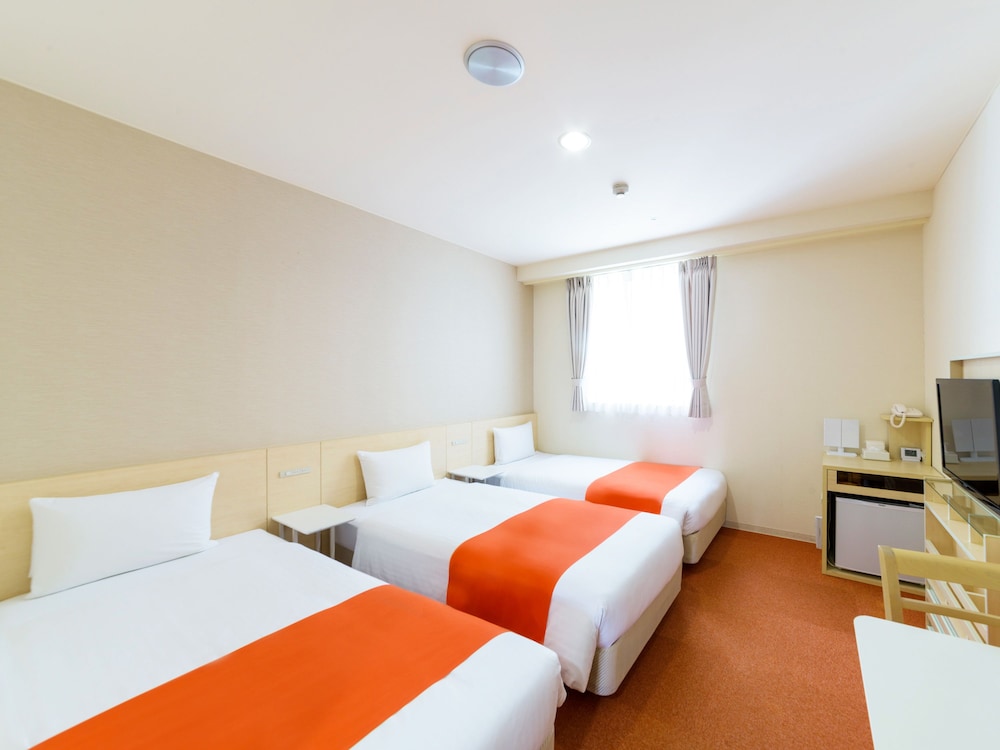 ファミリー ツインルーム 喫煙可 (2 semidouble beds and 1 extra bed) 客室1 | ホテルアベスト那覇国際通り