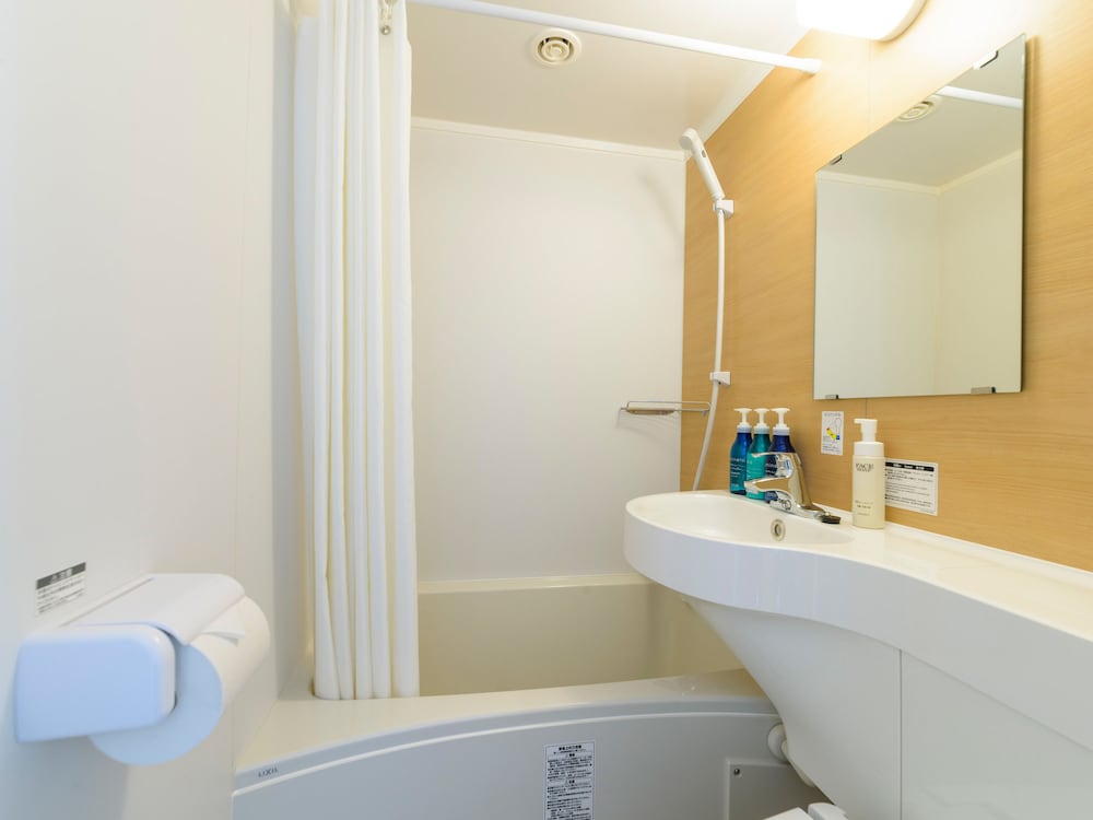 ファミリー ダブルルーム 喫煙可 (1 double and 1 extra bed) バスルーム0 | ホテルアベスト那覇国際通り
