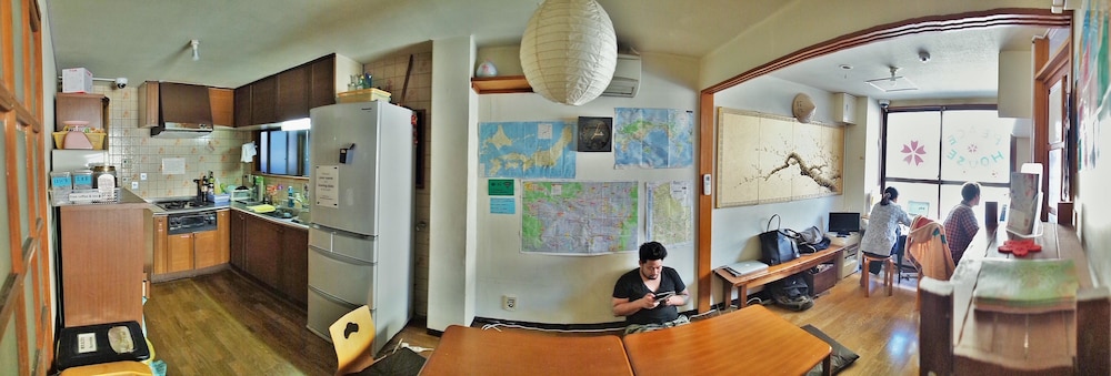 ロビーラウンジ1 | ぴーすはうす桜