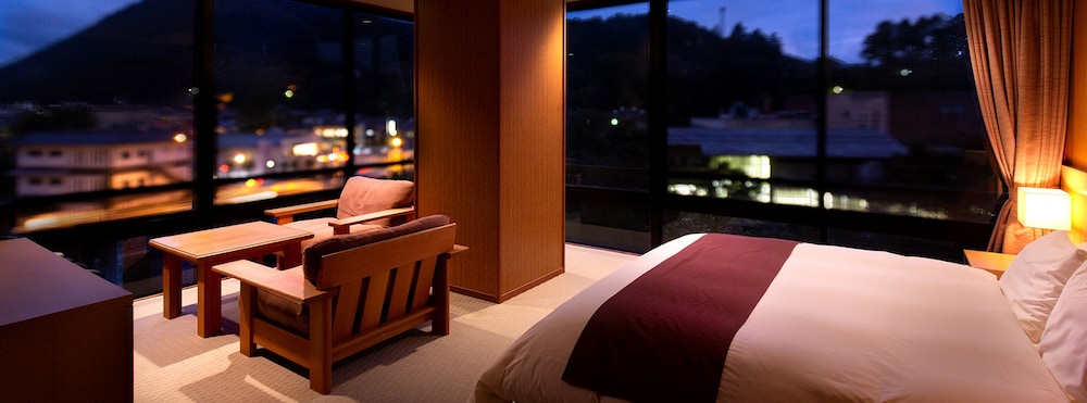 特別和洋室 [雅] リバービュー・キングサイズベッド・展望風呂 (温泉) 付き 禁煙 客室1 | 吉祥やまなか