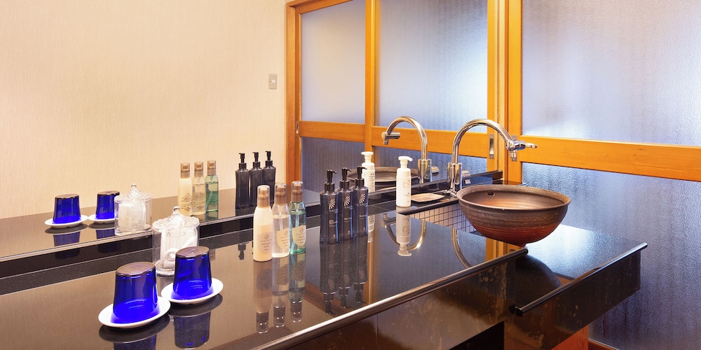 和室 [粋] リバービュー・坪庭＆内風呂付き 禁煙 バスルームのシンク0 | 吉祥やまなか