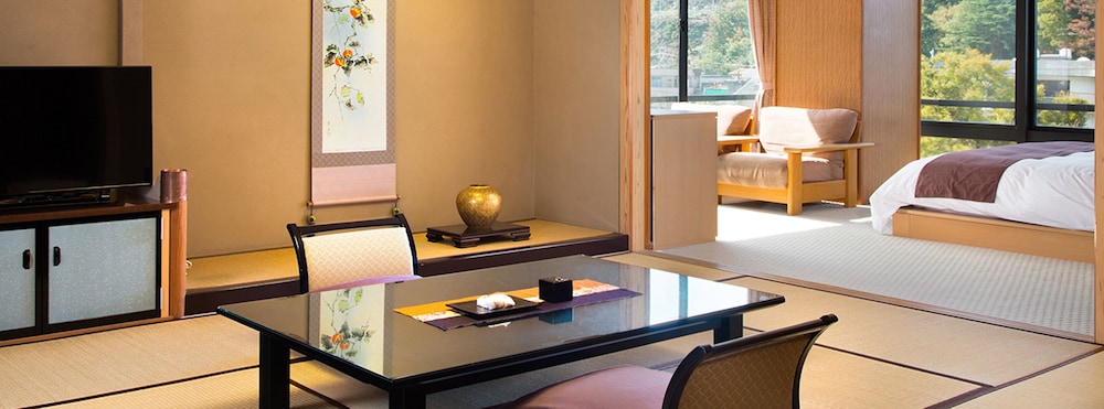特別和洋室 [雅] リバービュー・キングサイズベッド・展望風呂 (温泉) 付き 禁煙 | 吉祥やまなか