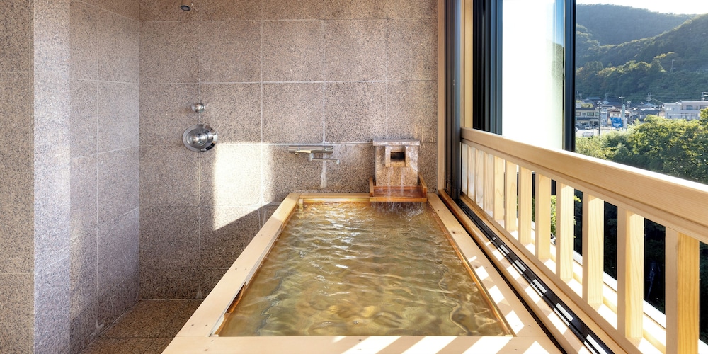 特別和室 [華] リバービュー・展望風呂 (温泉) 付き 禁煙 バスルーム0 | 吉祥やまなか