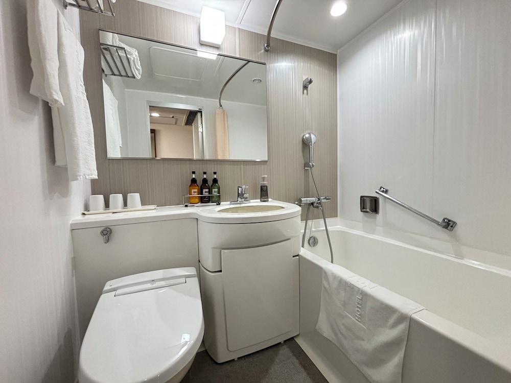 ファミリー ルーム（禁煙、セミダブルベッド1台＋シングルベッド1台） バスルーム2 | ホテル 1-2-3 倉敷