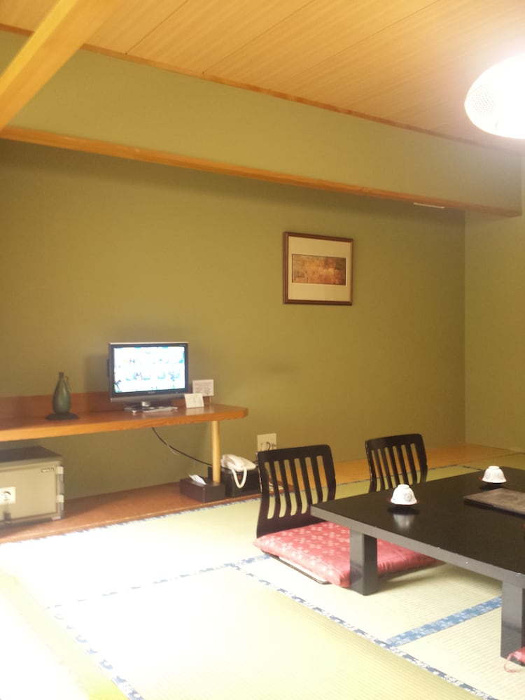 和室 客室内のダイニングエリア1 | 層雲峡マウントビューホテル