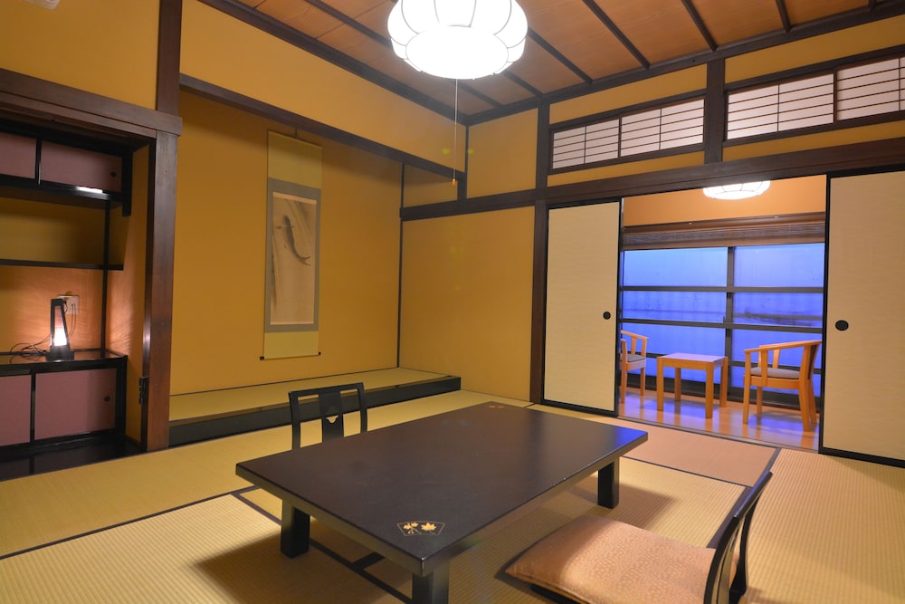 モダン特別室 禁煙 (朝夕食事なし) 客室内のダイニングエリア0 | 日光 季の遊