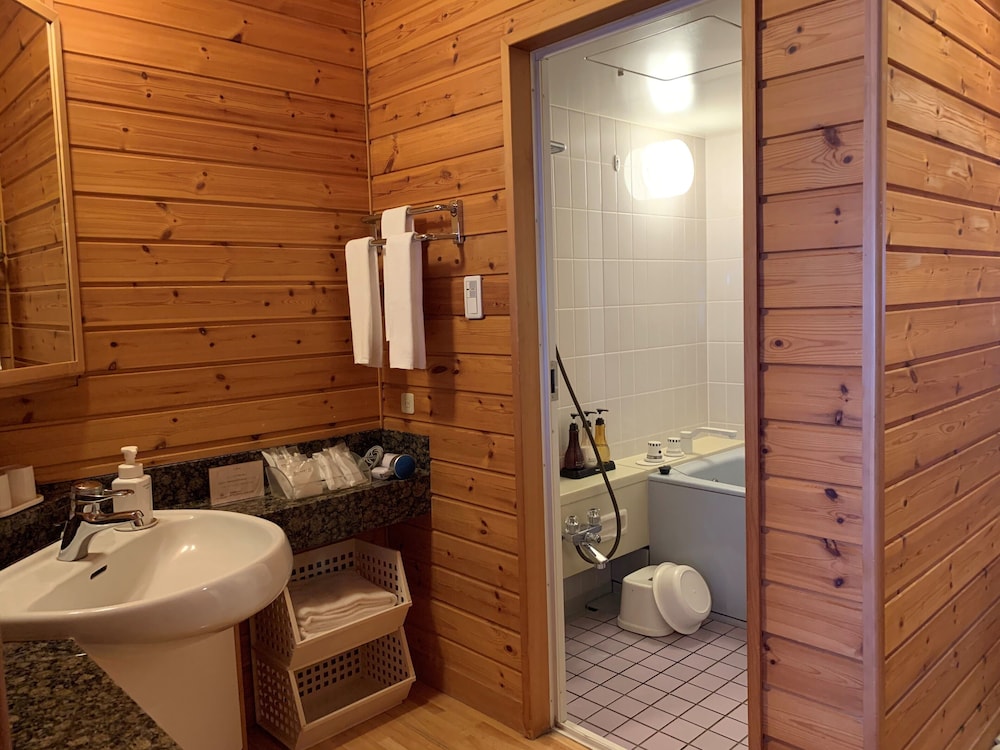 [禁煙] ファミリー ツインルーム バスルーム0 | 奥琵琶湖マキノグランドパークホテル