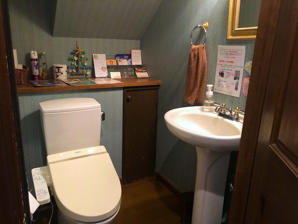 ツインルーム、2段ベッド(禁煙) バスルーム1 | IZA鎌倉ゲストハウス＆バー