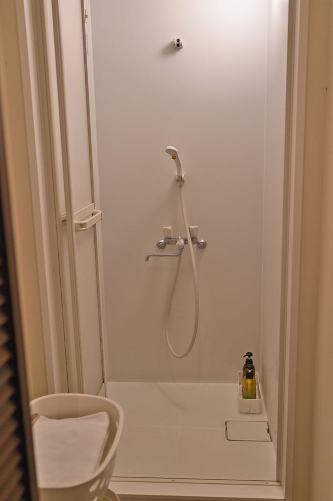 ツインルーム、2段ベッド(禁煙) バスルーム1 | IZA鎌倉ゲストハウス＆バー