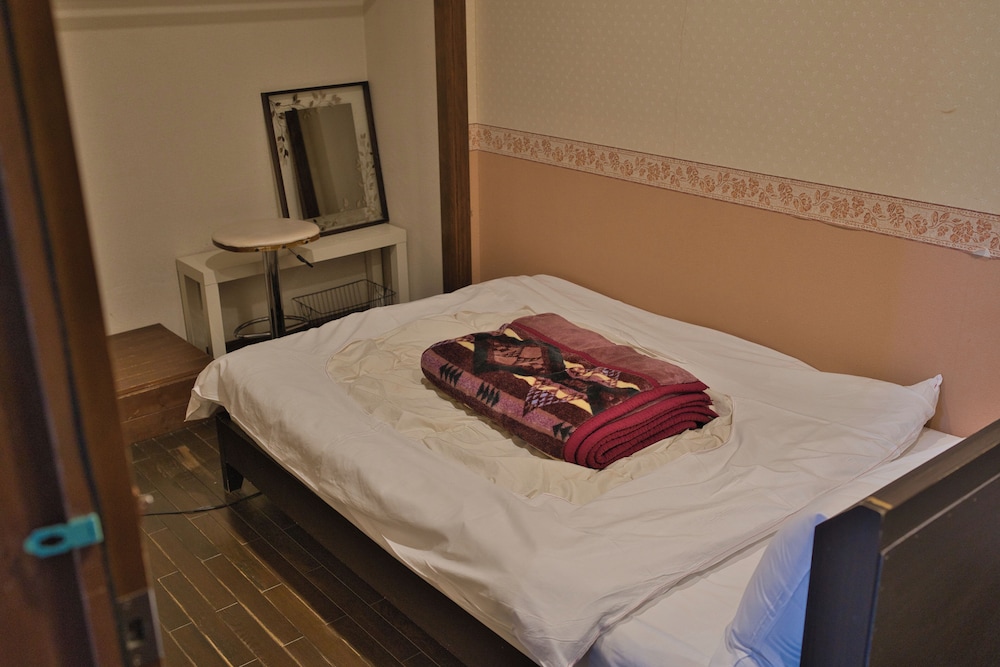 エコノミー ダブルルーム ダブルベッド 1 台 客室1 | IZA鎌倉ゲストハウス＆バー