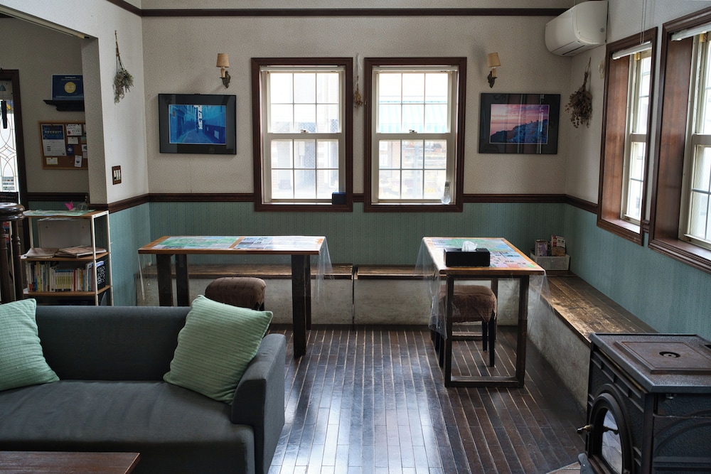 ツインルーム、2段ベッド(禁煙) 内部エントランス0 | IZA鎌倉ゲストハウス＆バー