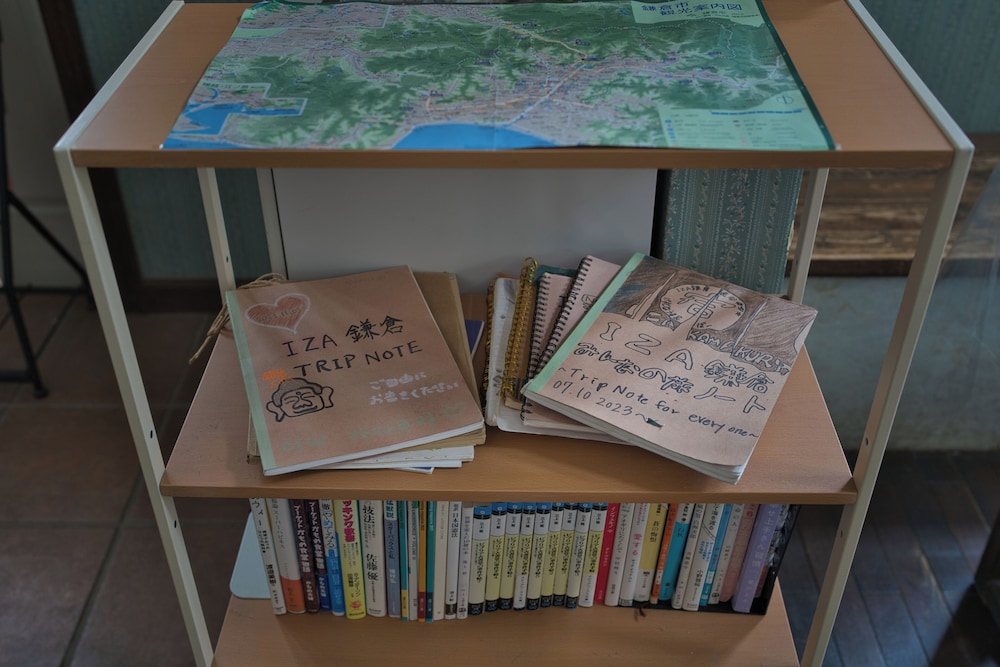 ツインルーム、2段ベッド(禁煙) リビング エリア9 | IZA鎌倉ゲストハウス＆バー