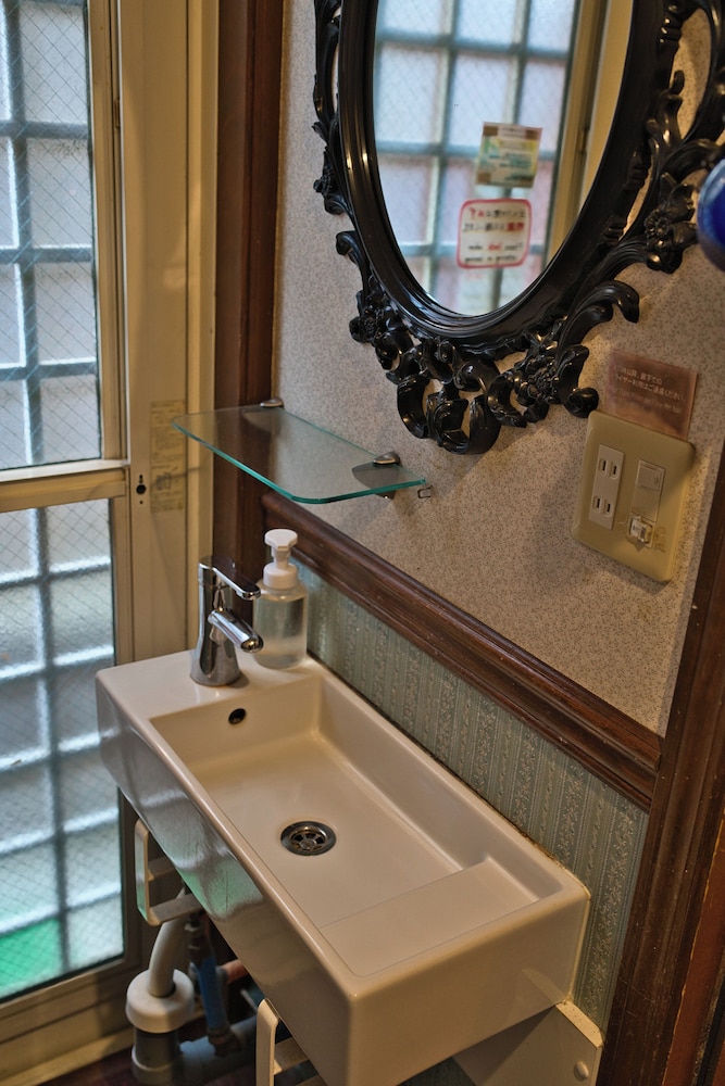 ツインルーム、2段ベッド(禁煙) バスルーム2 | IZA鎌倉ゲストハウス＆バー